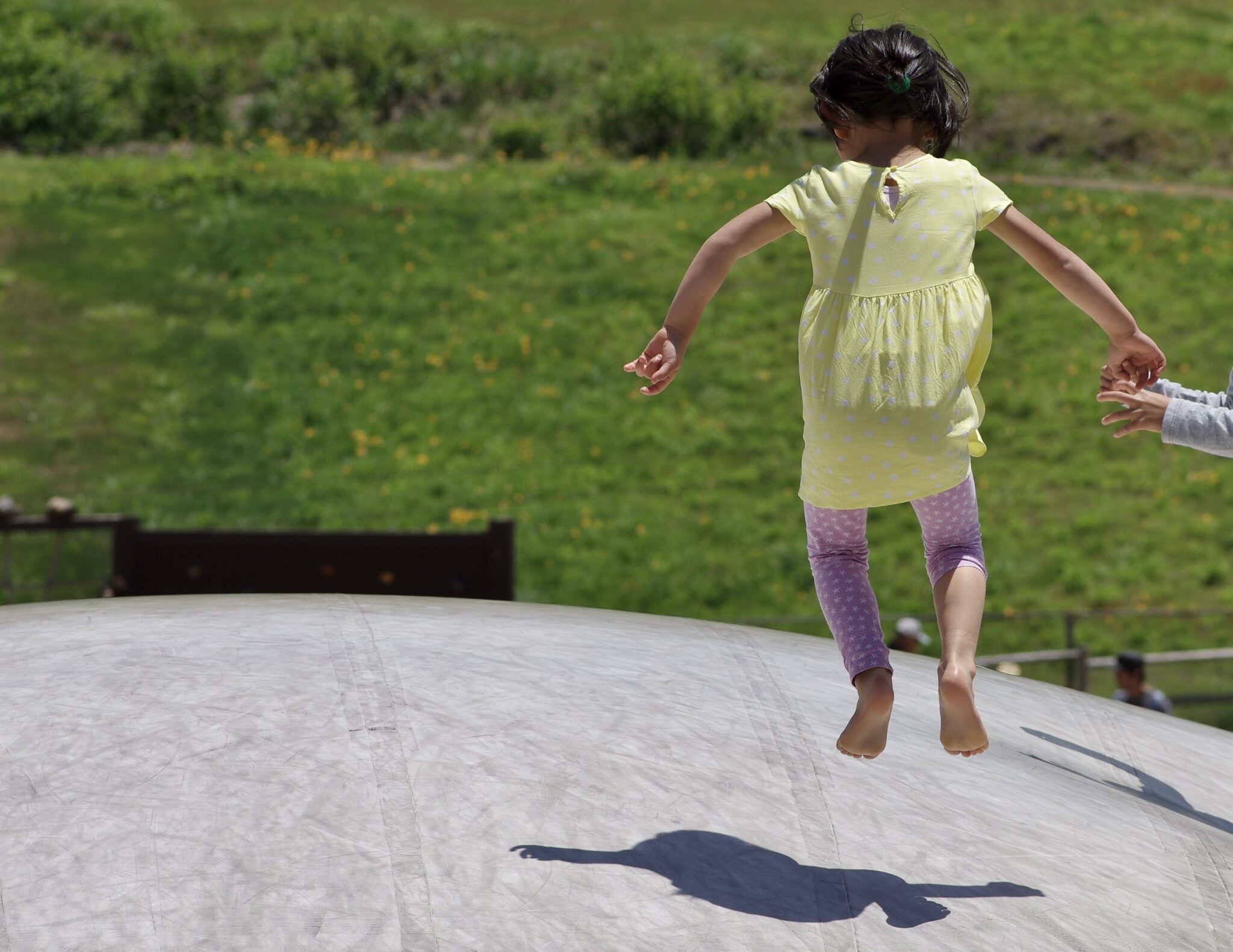 トランポリンでジャンプしている子ども