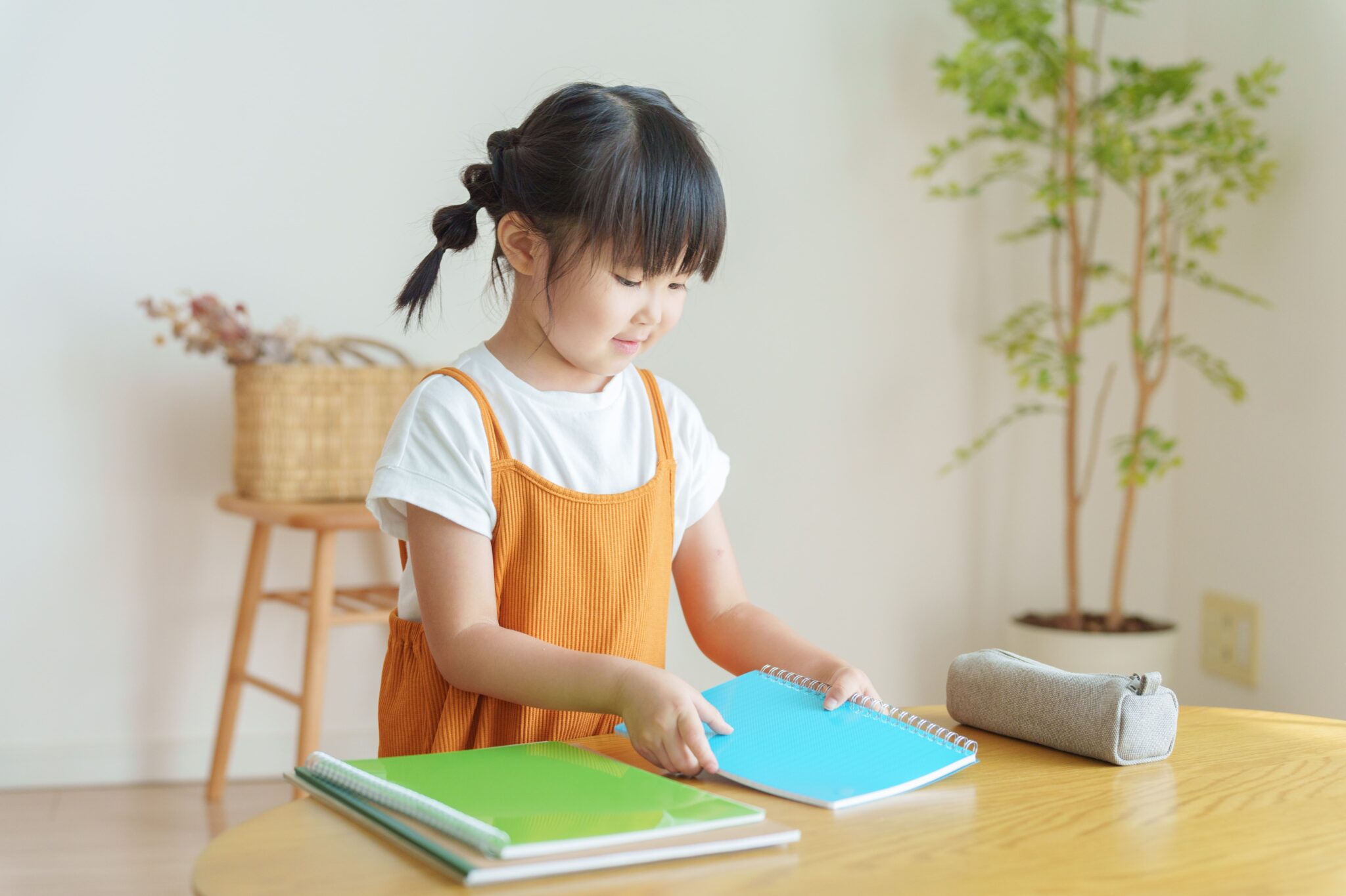 片付けをする女の子